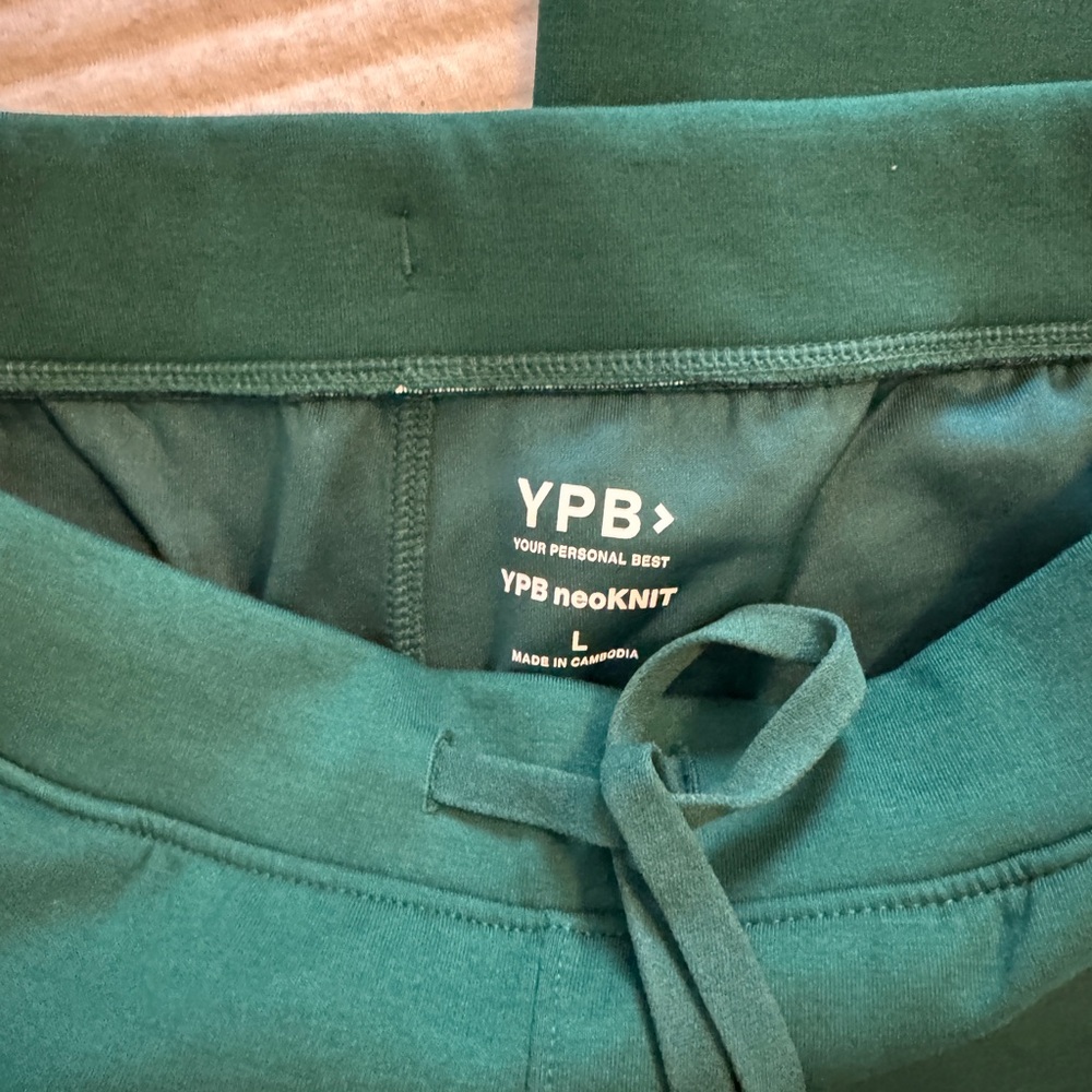 Women’s NWT Green Abercrombie YPB neoKNIT Pants with Cream Stripe - Picture 6 of 12